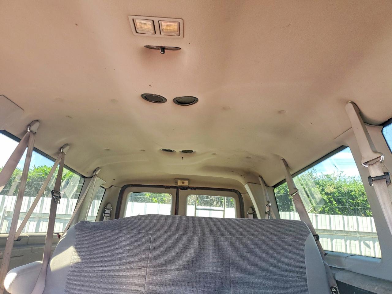 FORD ECONOLINE 2000 — 11