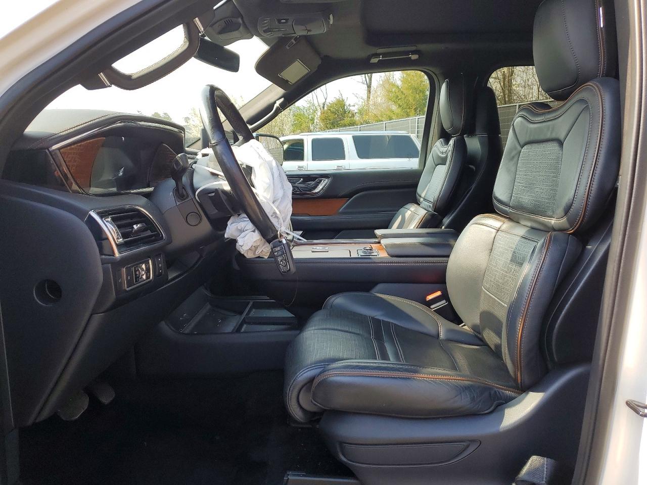 LINCOLN NAVIGATOR 2022 — 8