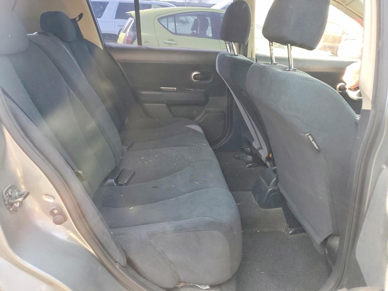 NISSAN VERSA 2010 — 11