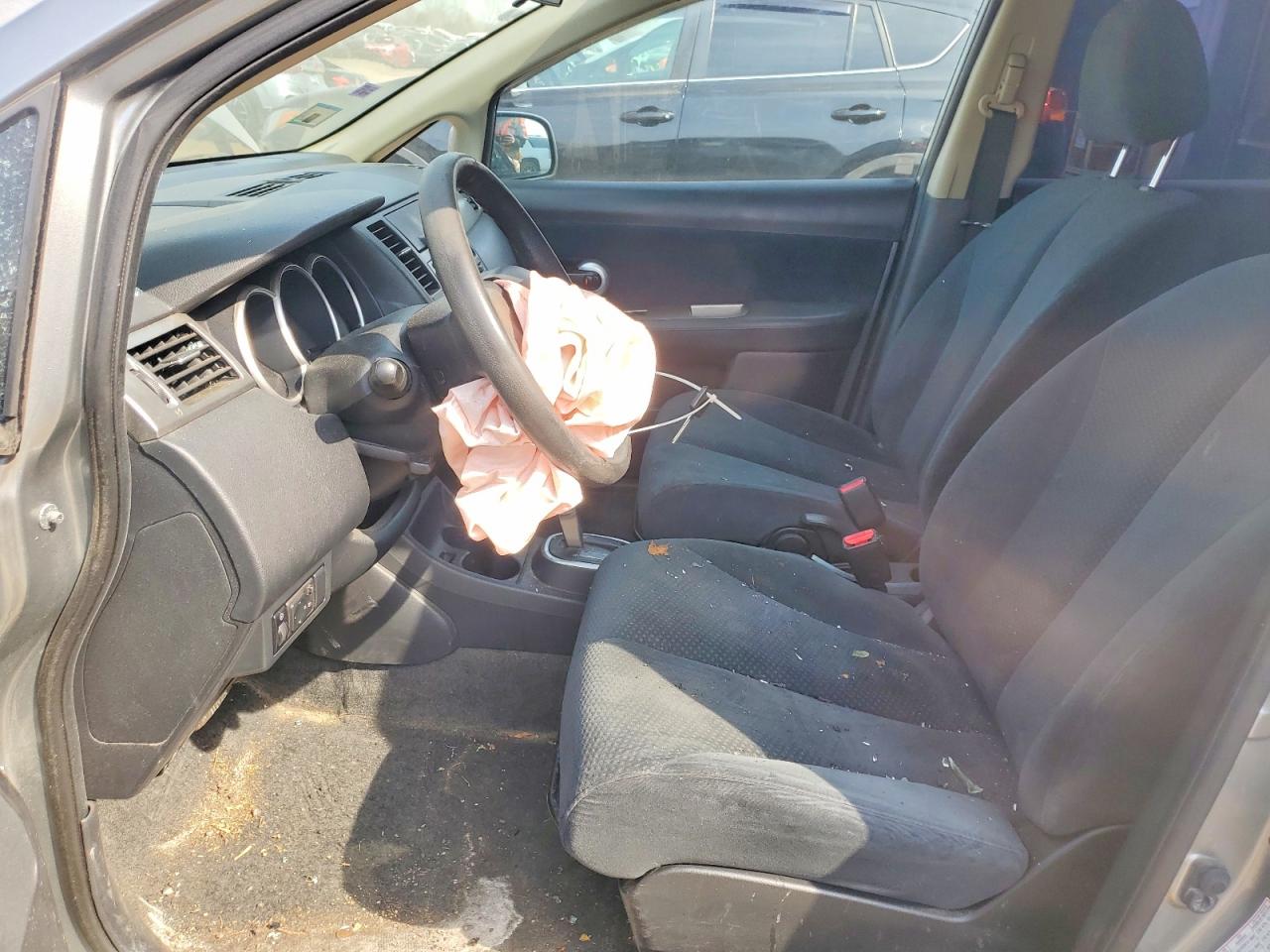 NISSAN VERSA 2010 — 8
