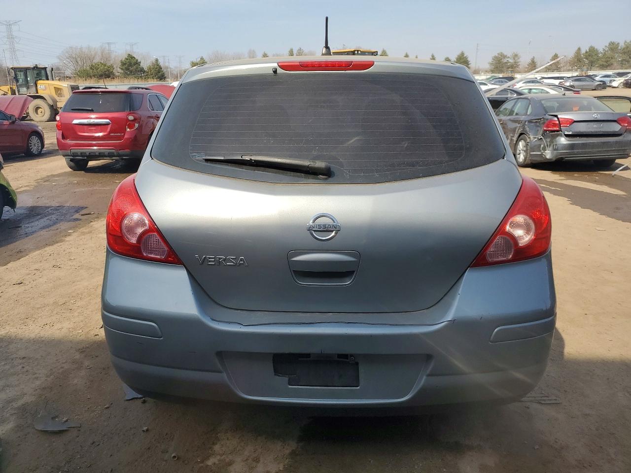 NISSAN VERSA 2010 — 7
