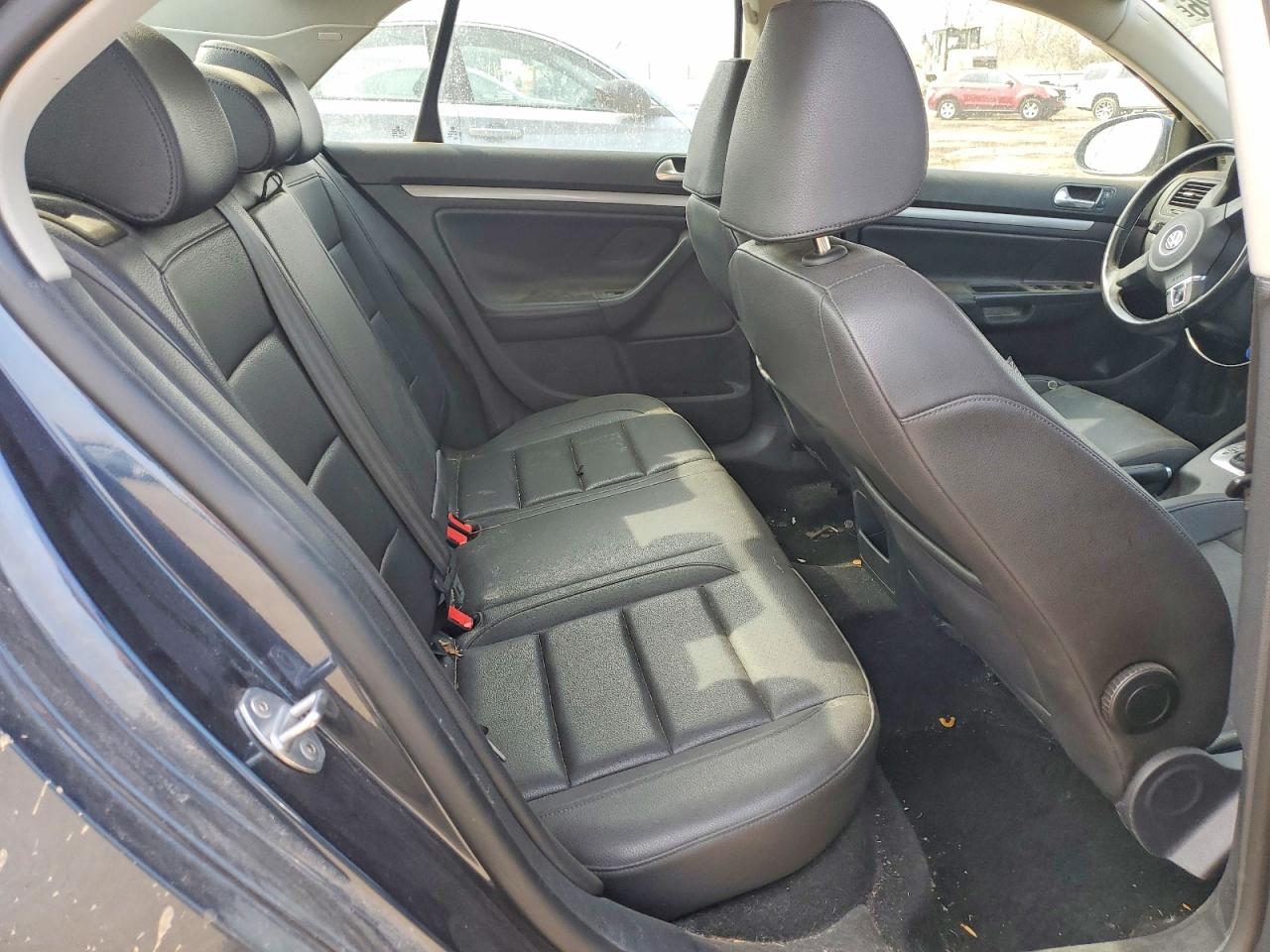 VOLKSWAGEN JETTA 2010 — 11