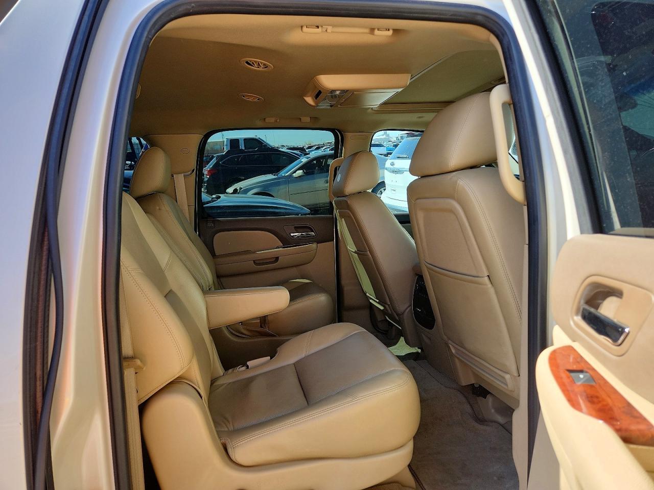 CHEVROLET SUBURBAN 2011 — 12