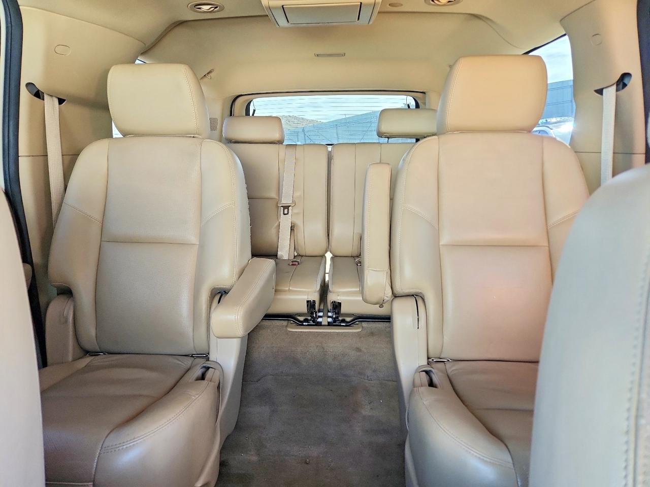 CHEVROLET SUBURBAN 2011 — 11