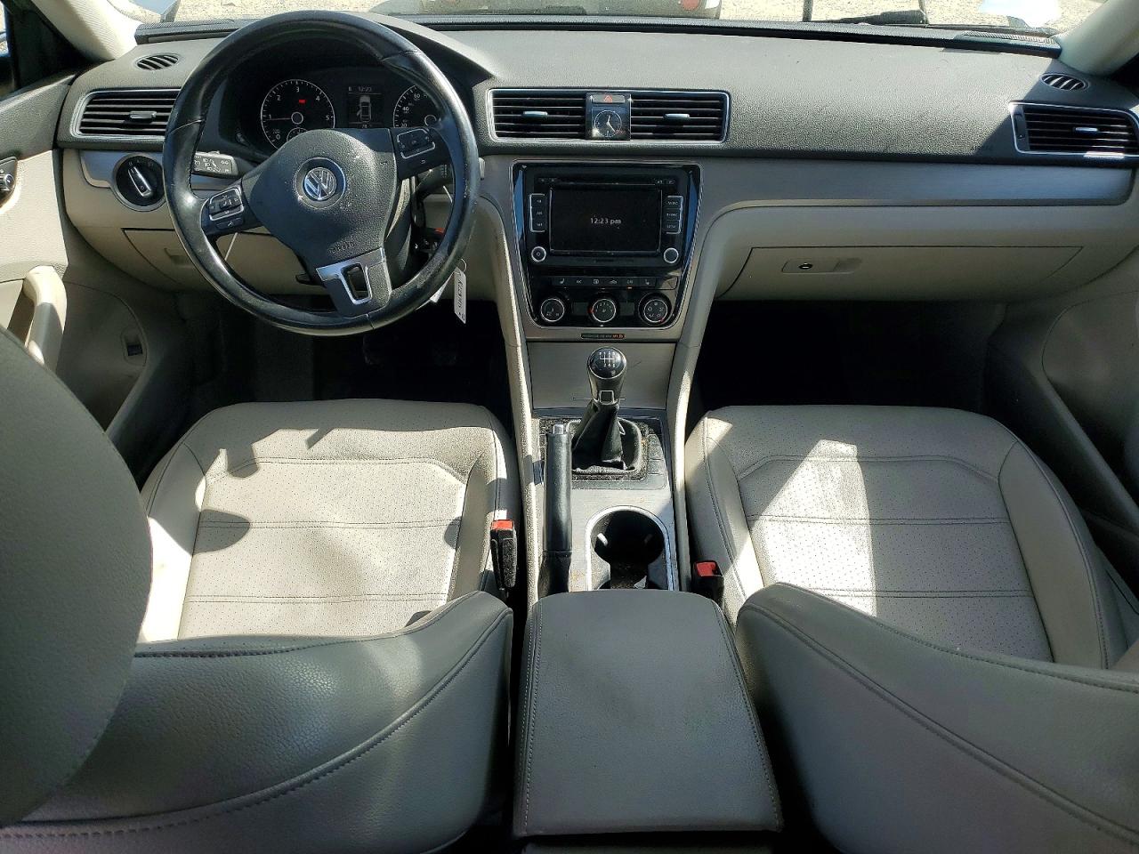 VOLKSWAGEN PASSAT 2015 — 9