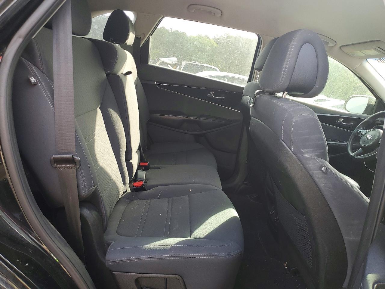 KIA SORENTO 2016 — 12
