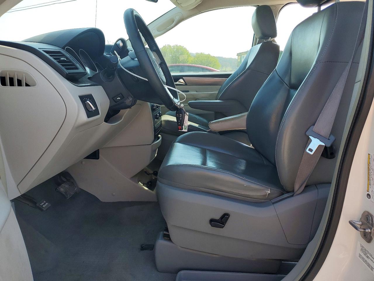 VOLKSWAGEN ROUTAN 2010 — 8