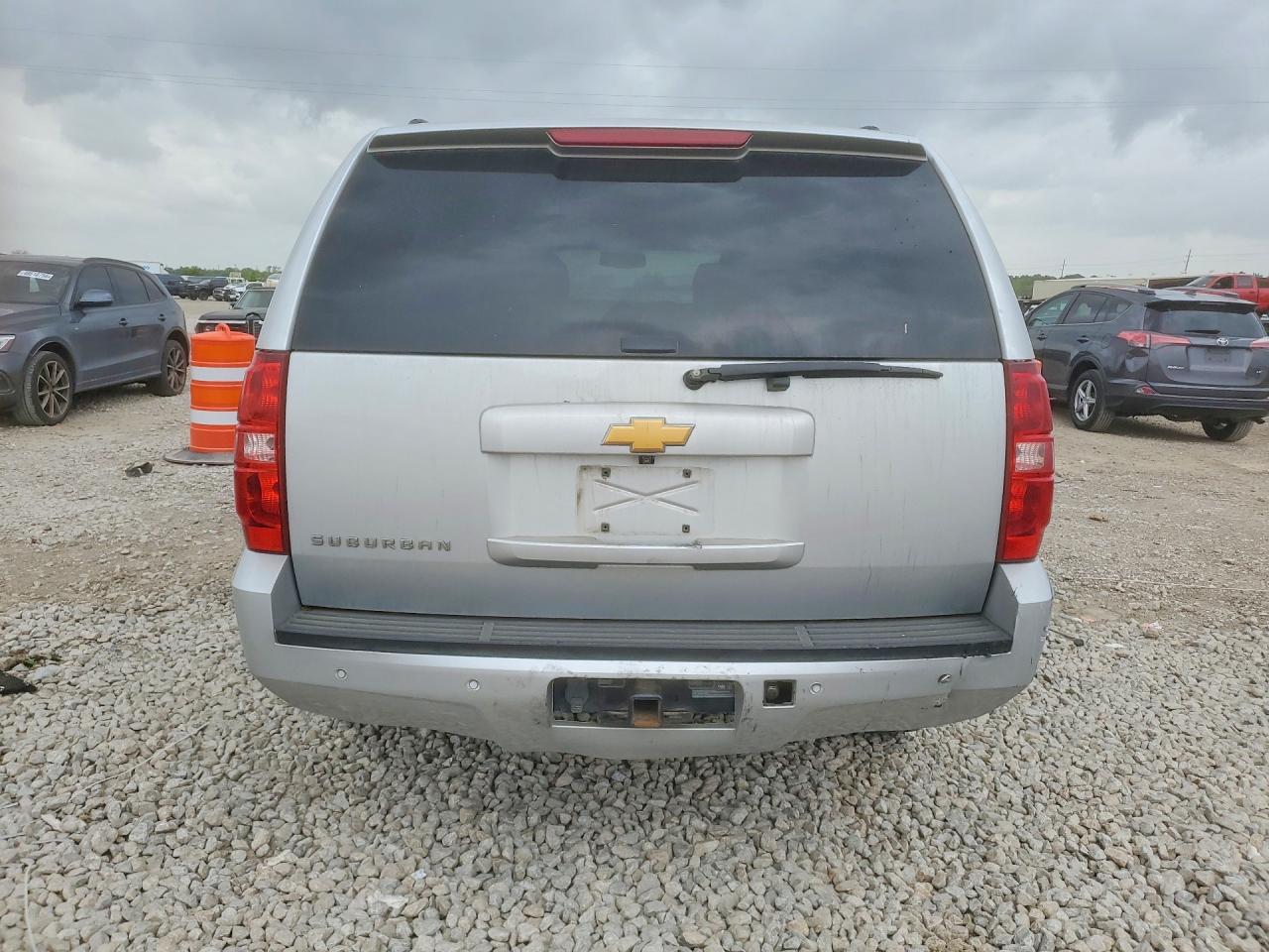 CHEVROLET SUBURBAN 2014 — 7