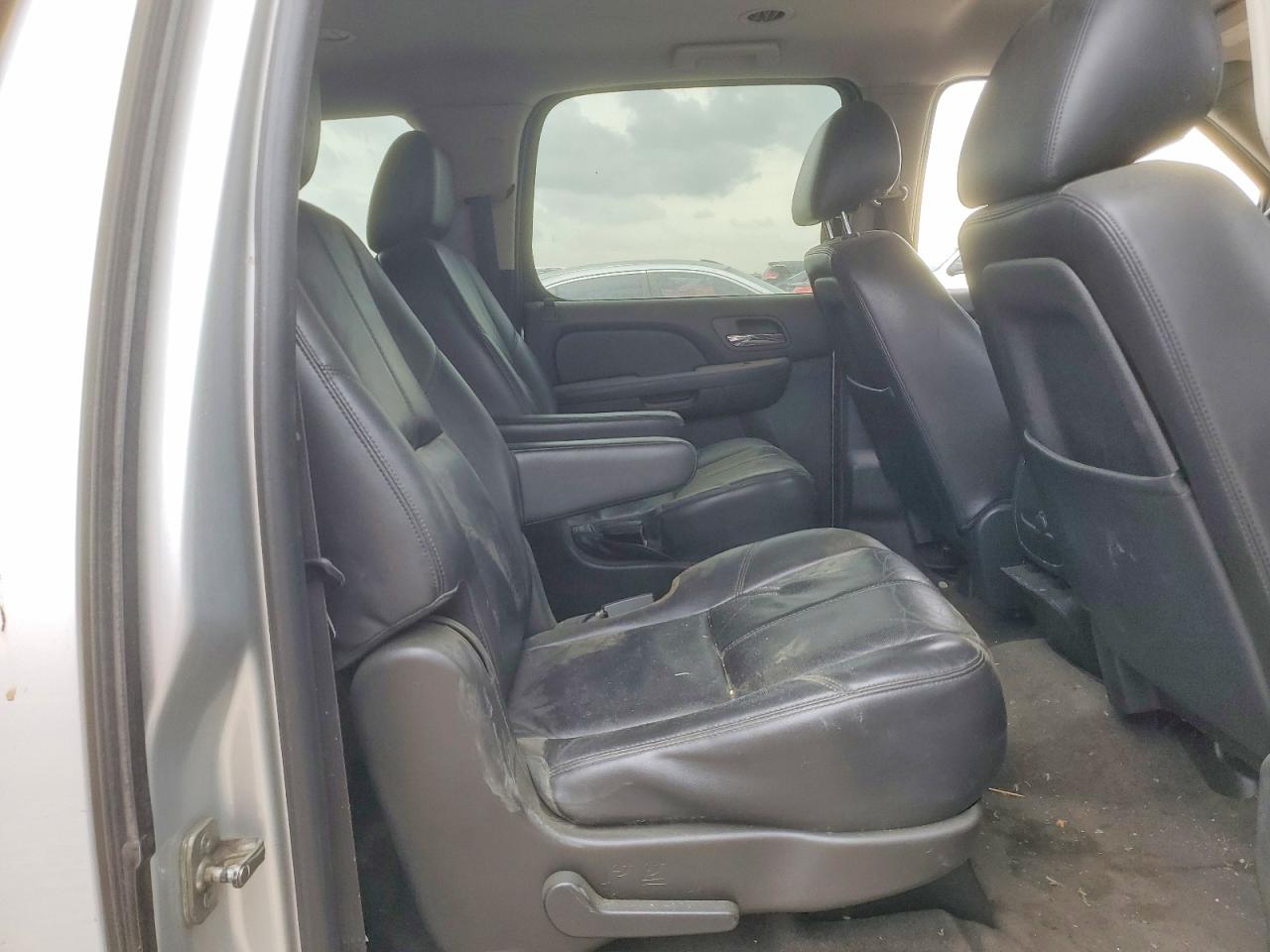 CHEVROLET SUBURBAN 2014 — 11