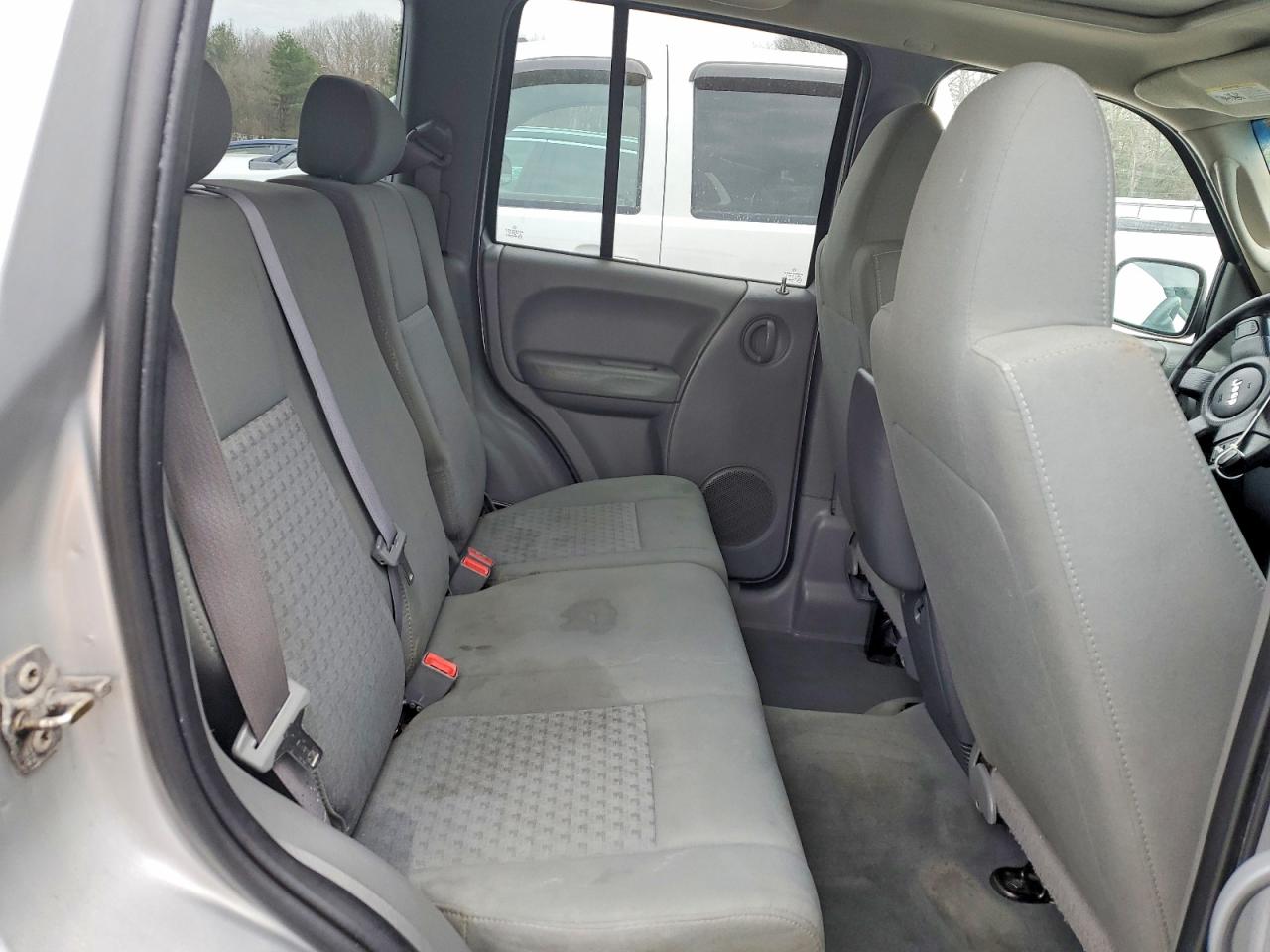 JEEP LIBERTY 2005 — 12
