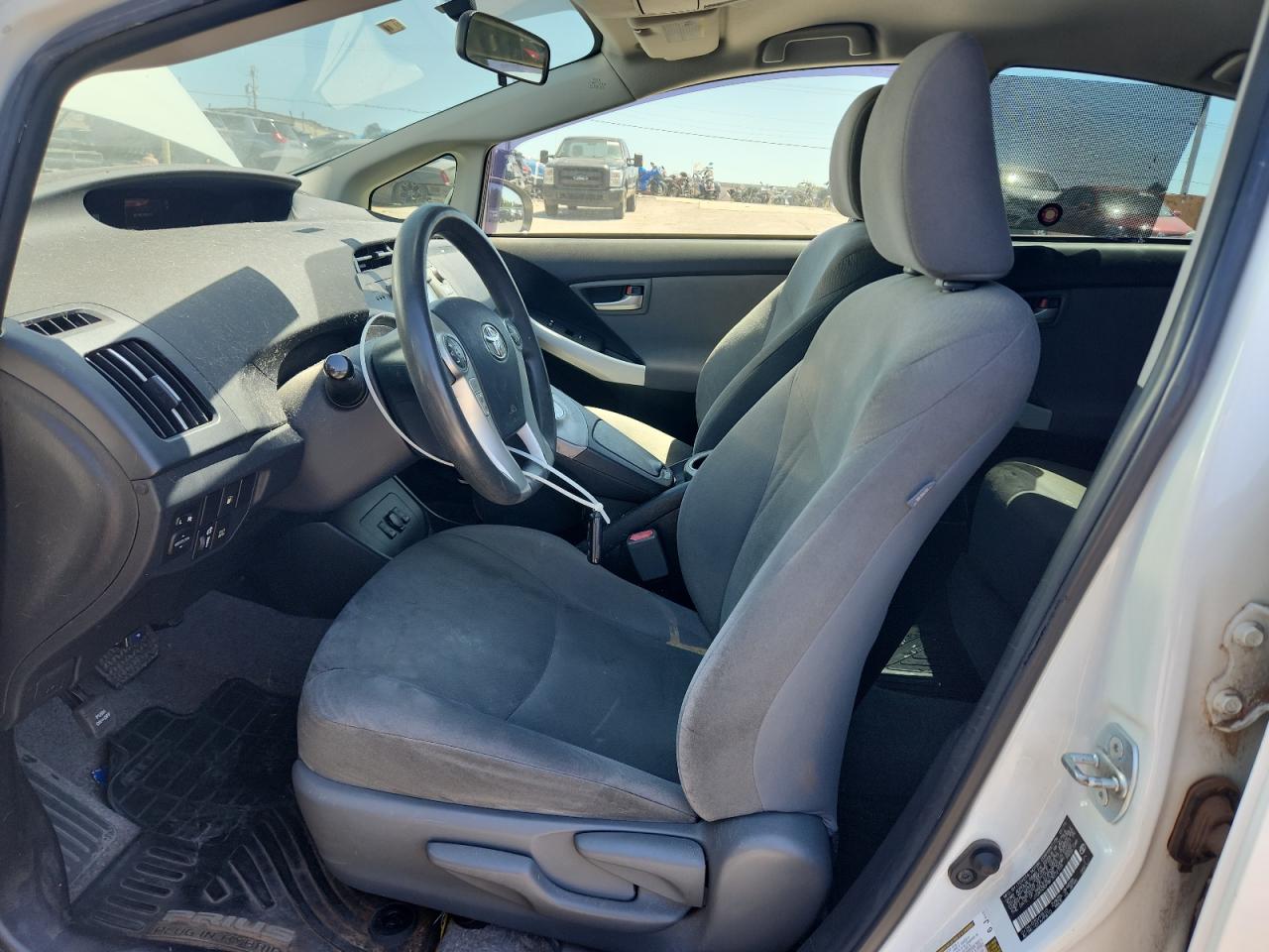 TOYOTA PRIUS PLUG-IN 2015 — 8