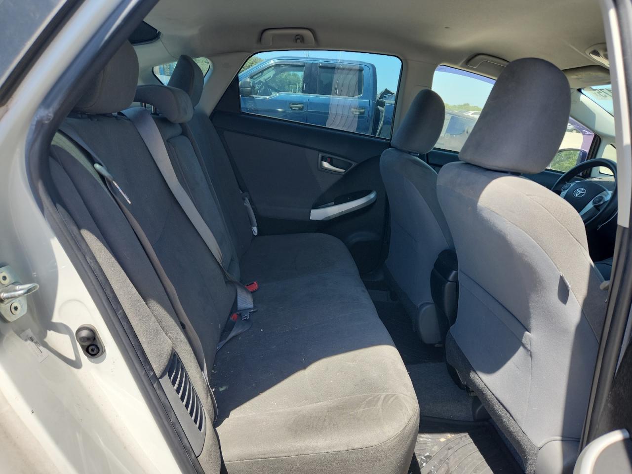 TOYOTA PRIUS PLUG-IN 2015 — 11