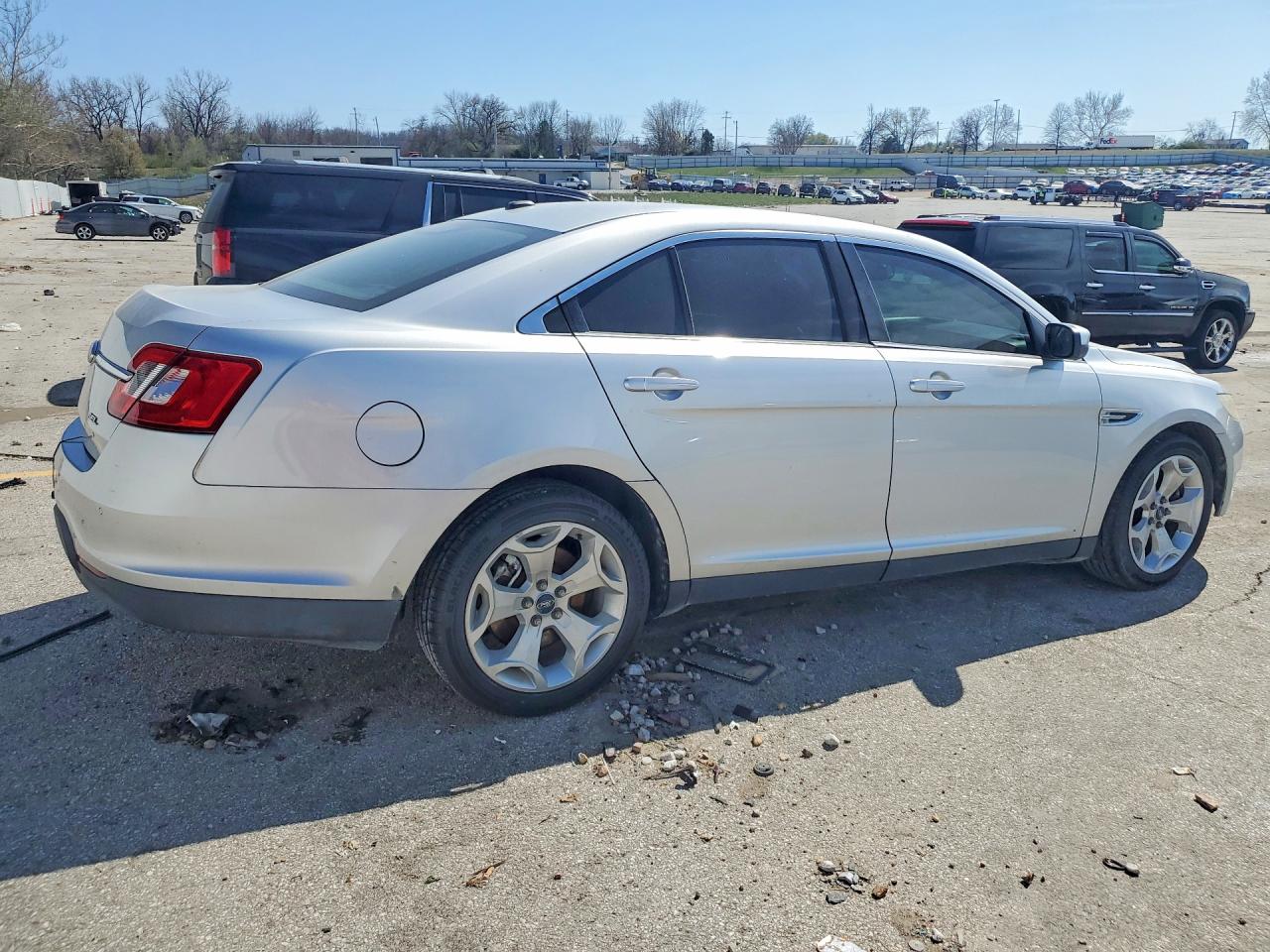 FORD TAURUS 2010 — 4