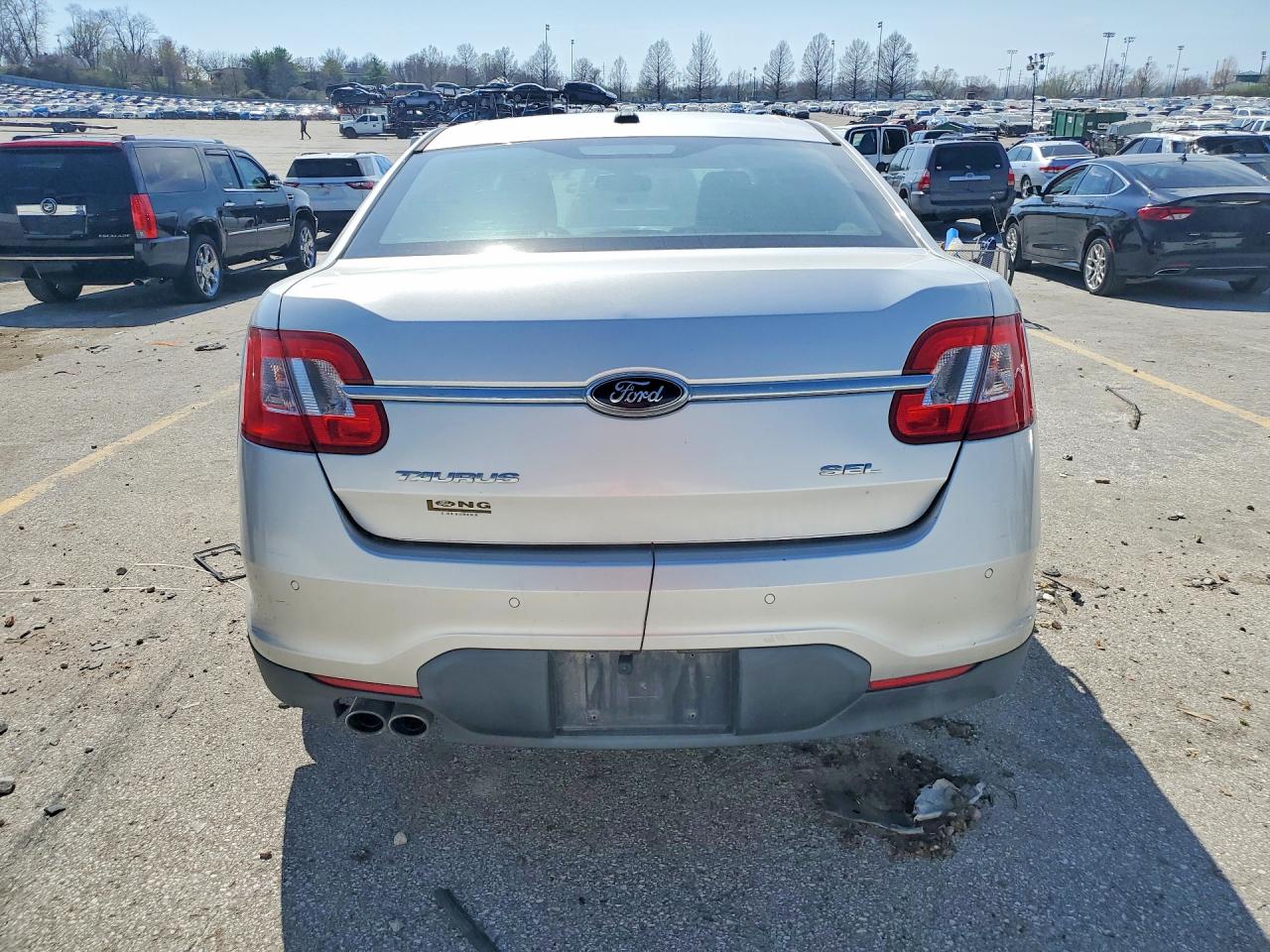 FORD TAURUS 2010 — 7