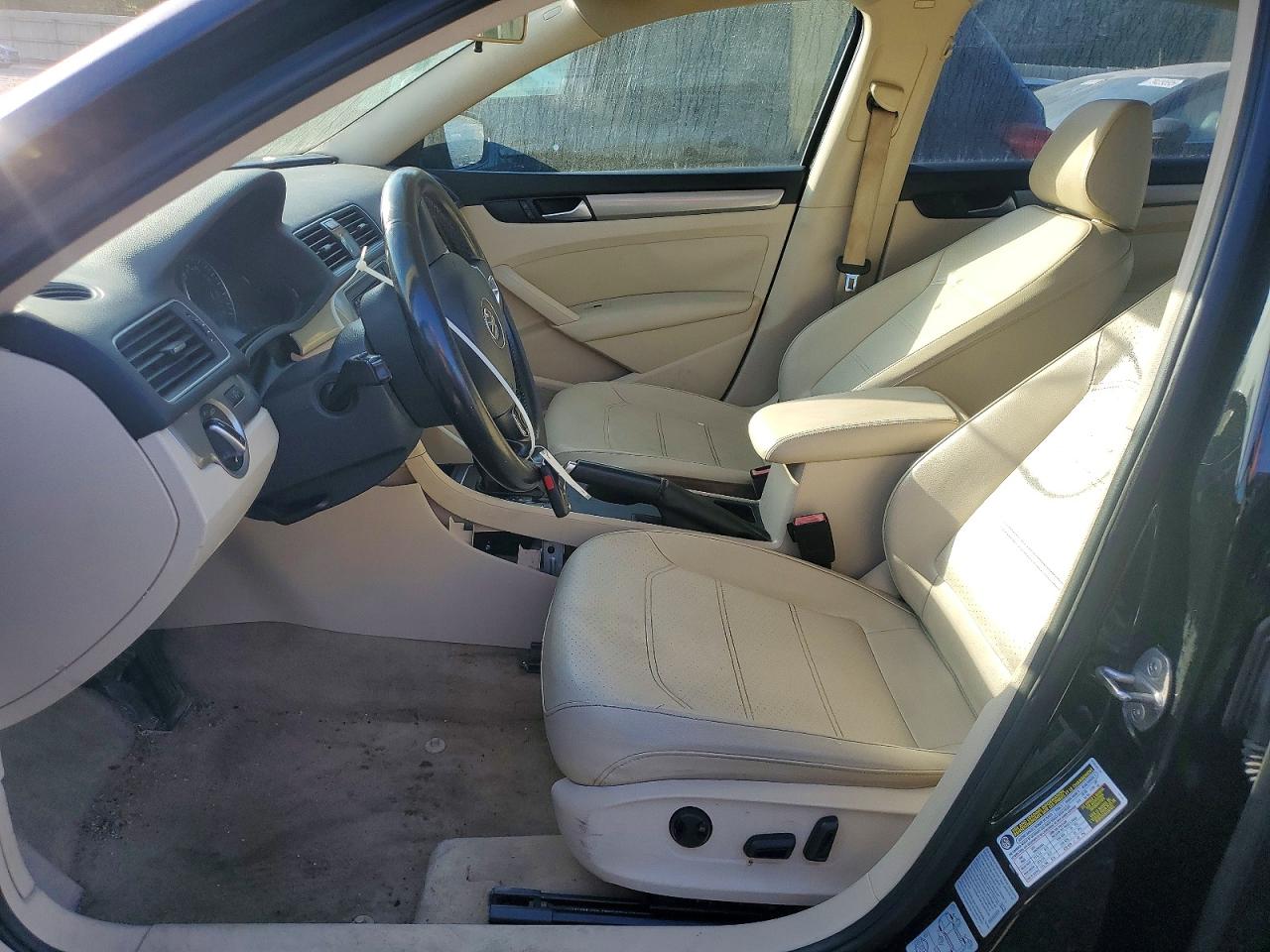 VOLKSWAGEN PASSAT 2015 — 8