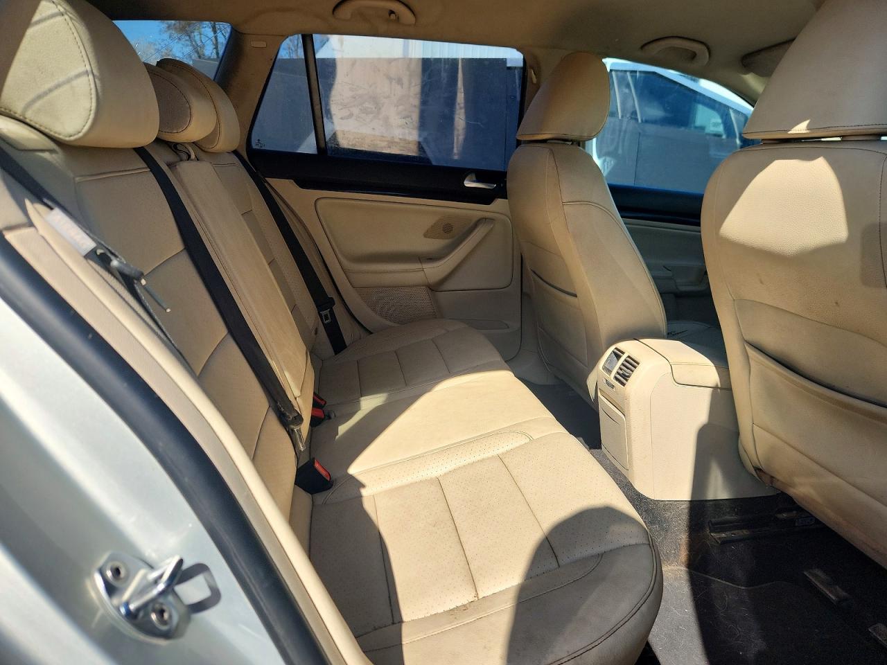 VOLKSWAGEN JETTA 2011 — 11