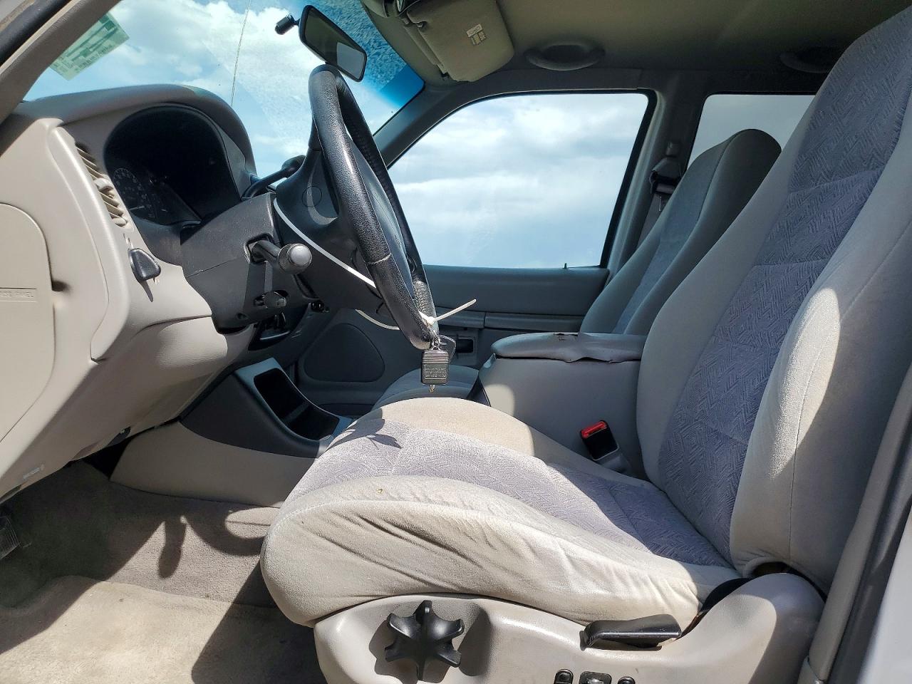 FORD EXPLORER 2000 — 8