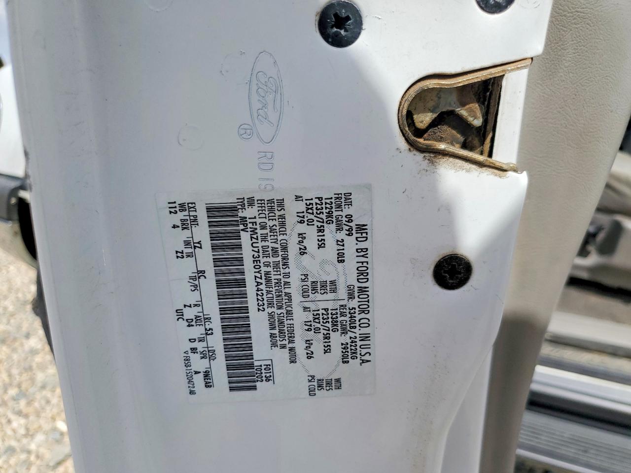 FORD EXPLORER 2000 — 14