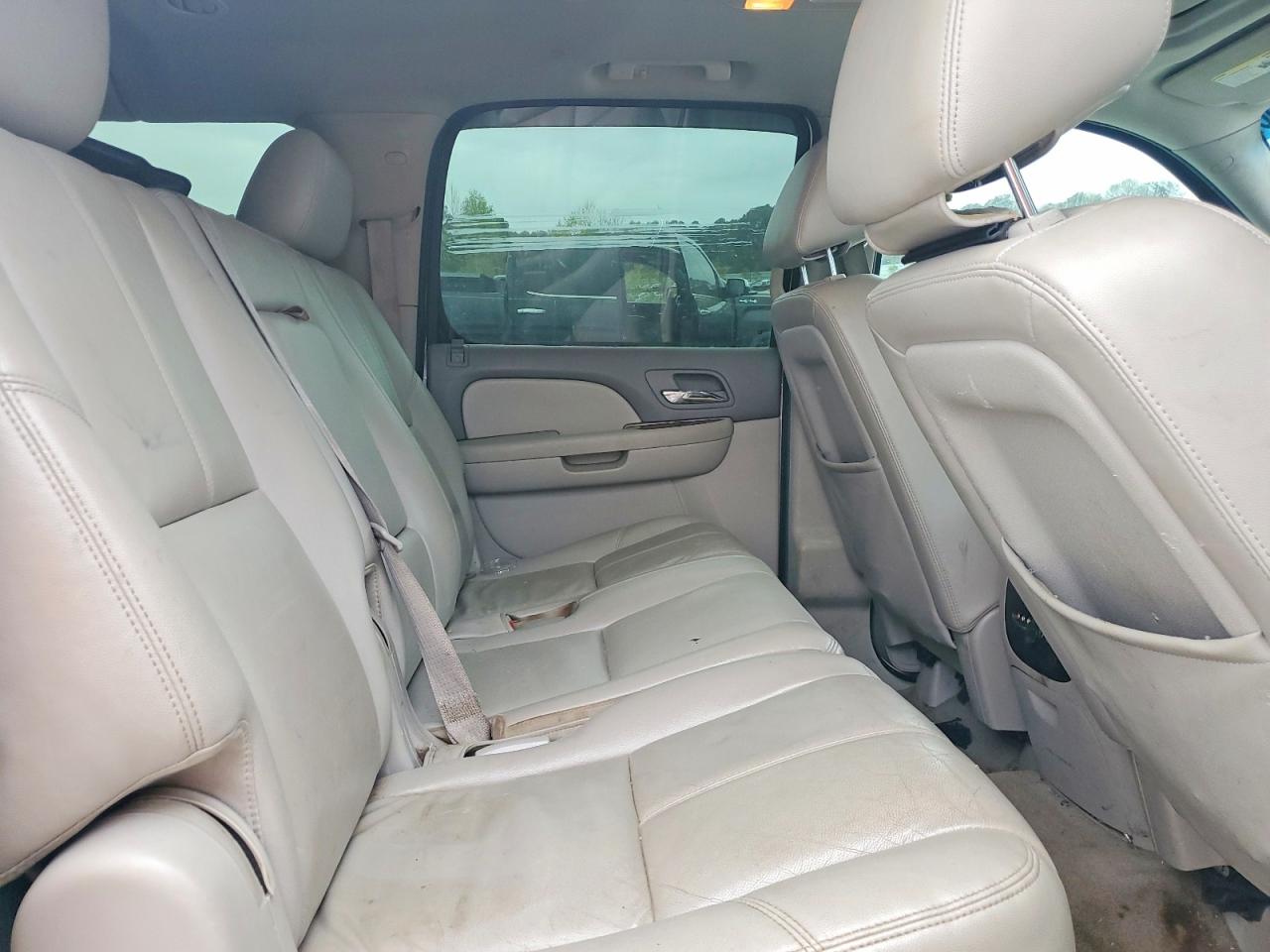 CHEVROLET SUBURBAN 2012 — 12