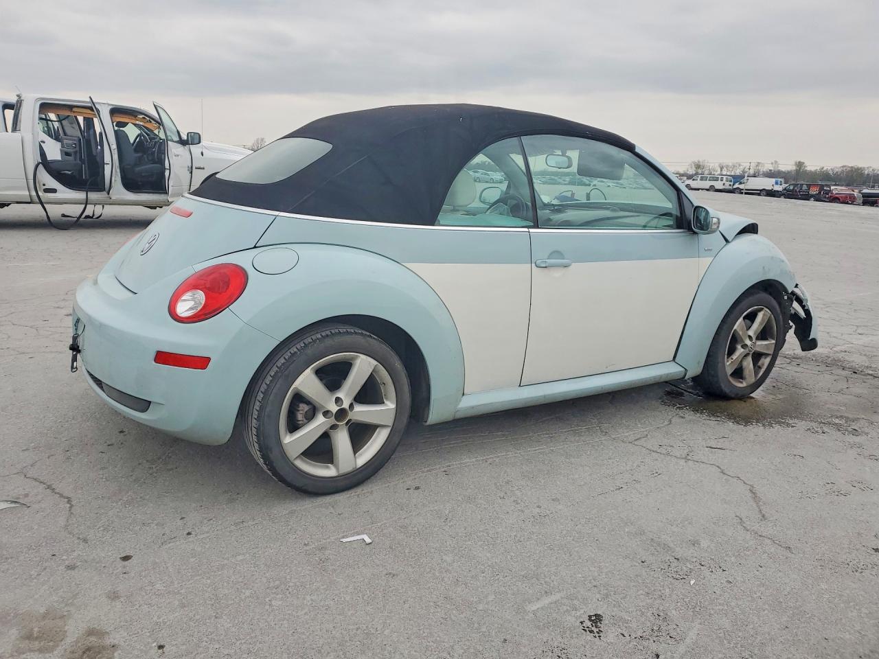 VOLKSWAGEN NEW BEETLE 2010 — 4