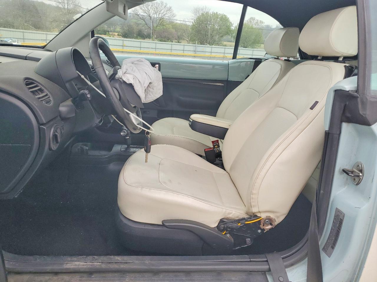 VOLKSWAGEN NEW BEETLE 2010 — 8