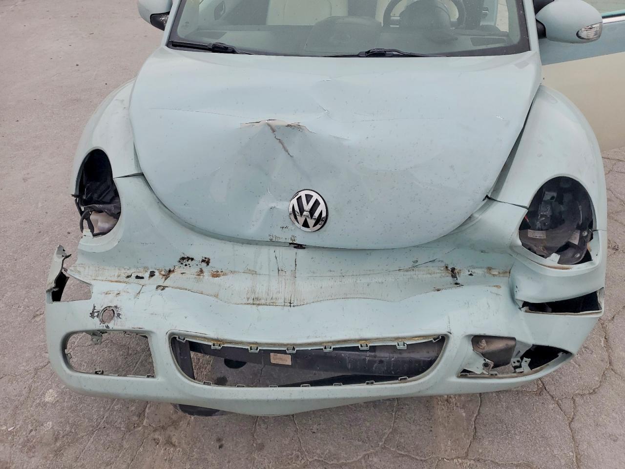VOLKSWAGEN NEW BEETLE 2010 — 12