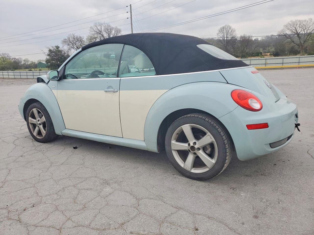 VOLKSWAGEN NEW BEETLE 2010 — 3
