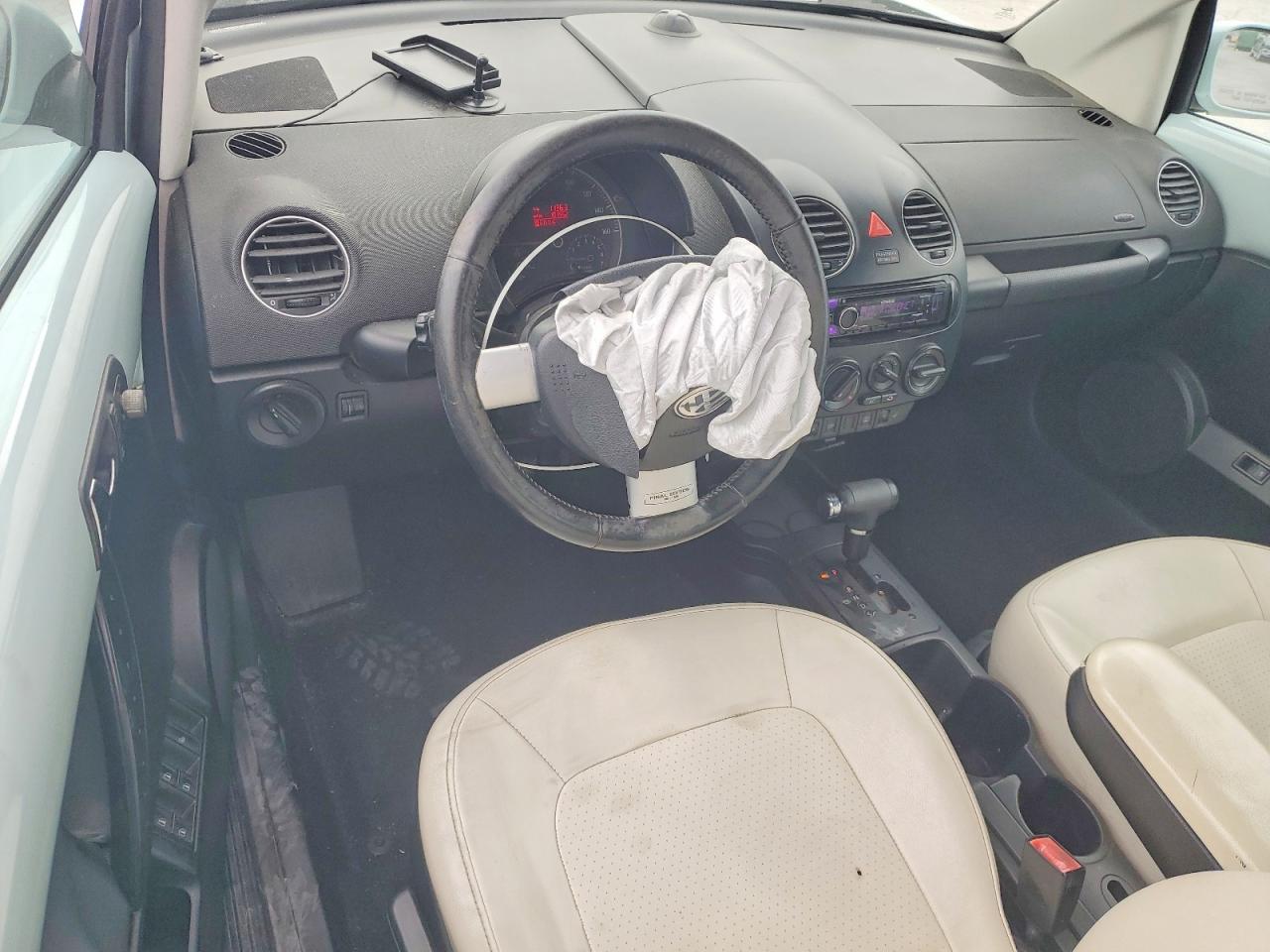 VOLKSWAGEN NEW BEETLE 2010 — 9