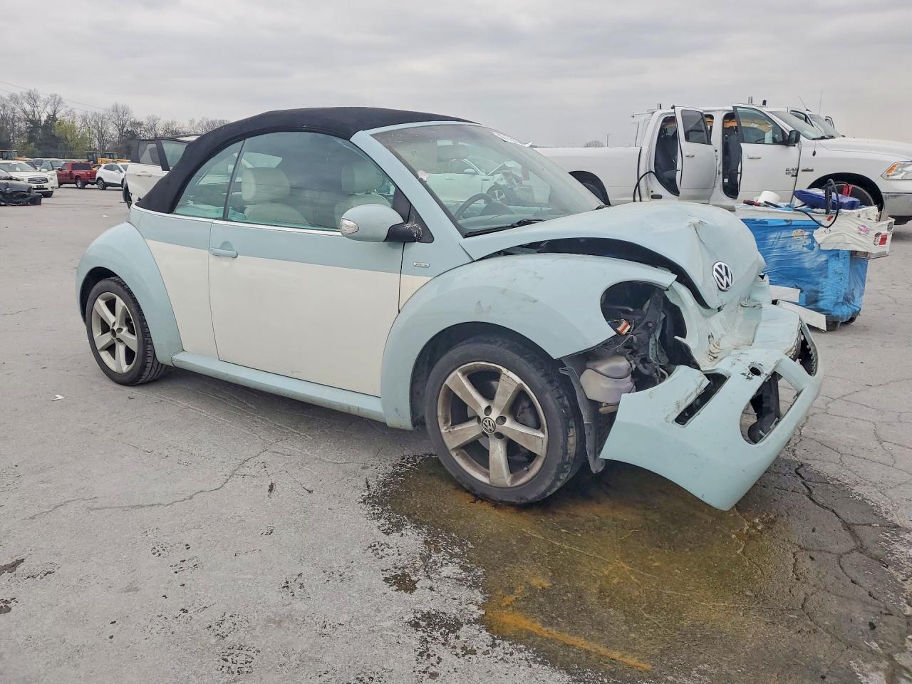 VOLKSWAGEN NEW BEETLE 2010 — 5