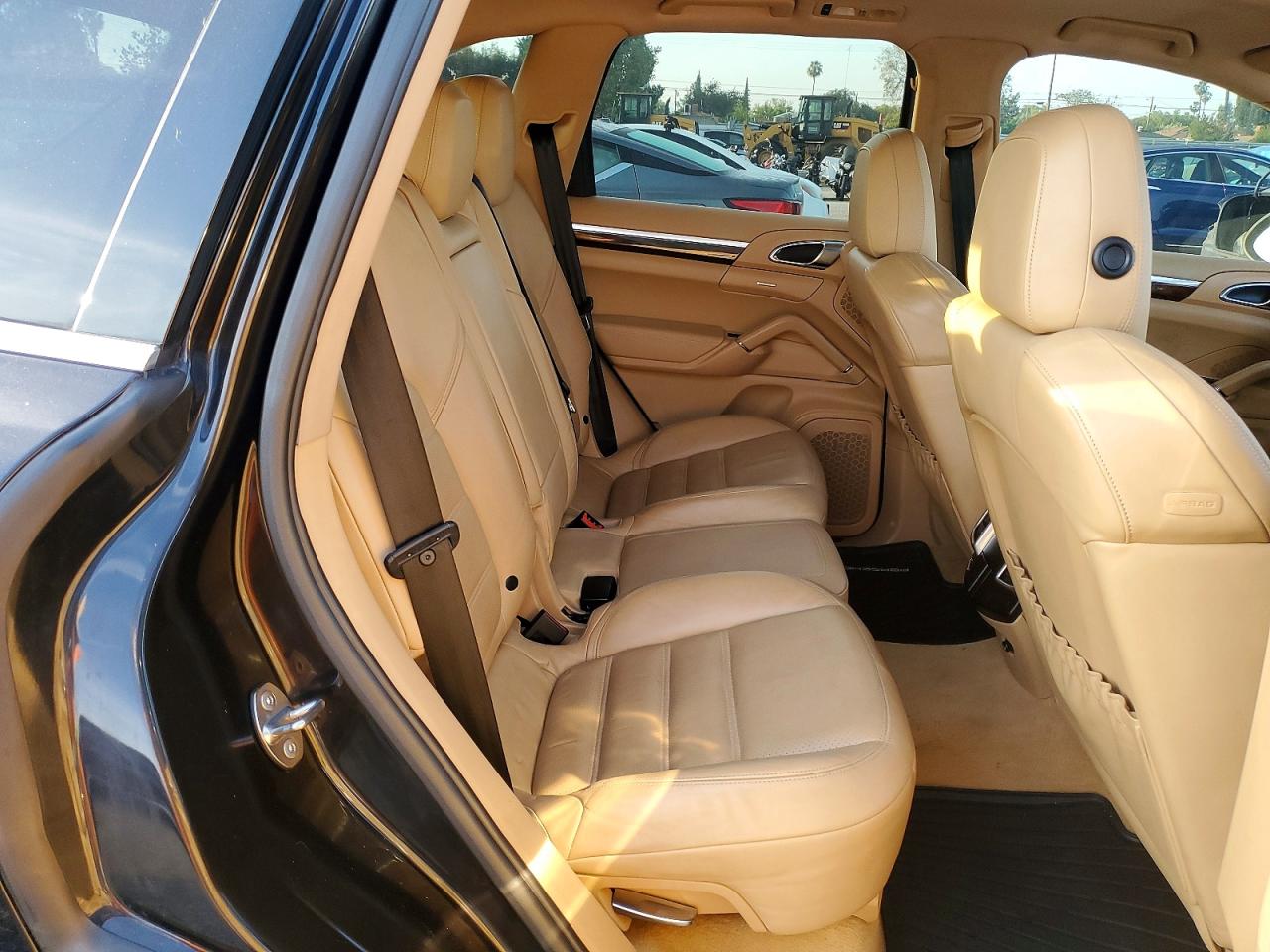 PORSCHE CAYENNE 2011 — 12