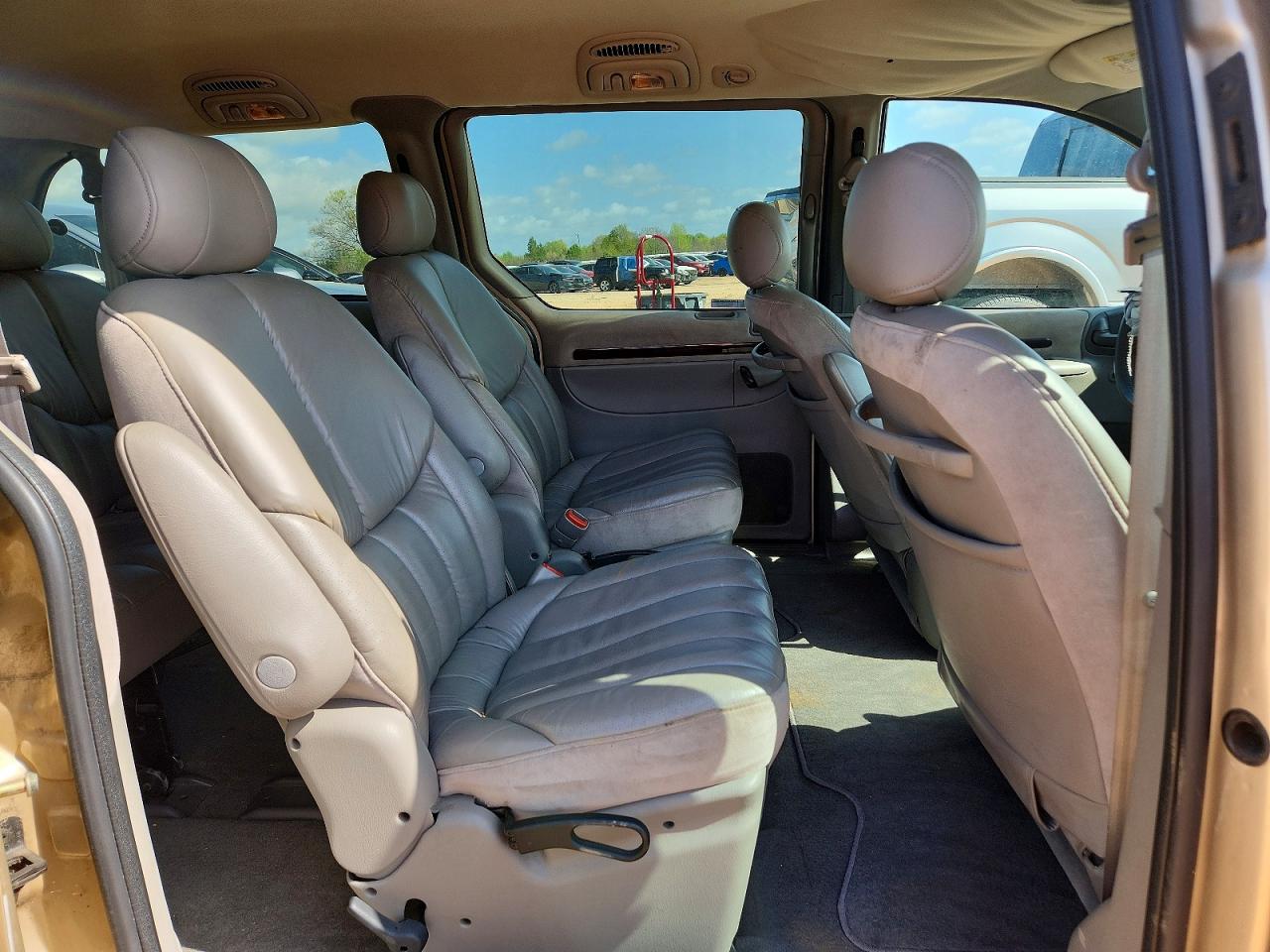 CHRYSLER TOWN & COUNTRY 2000 — 12