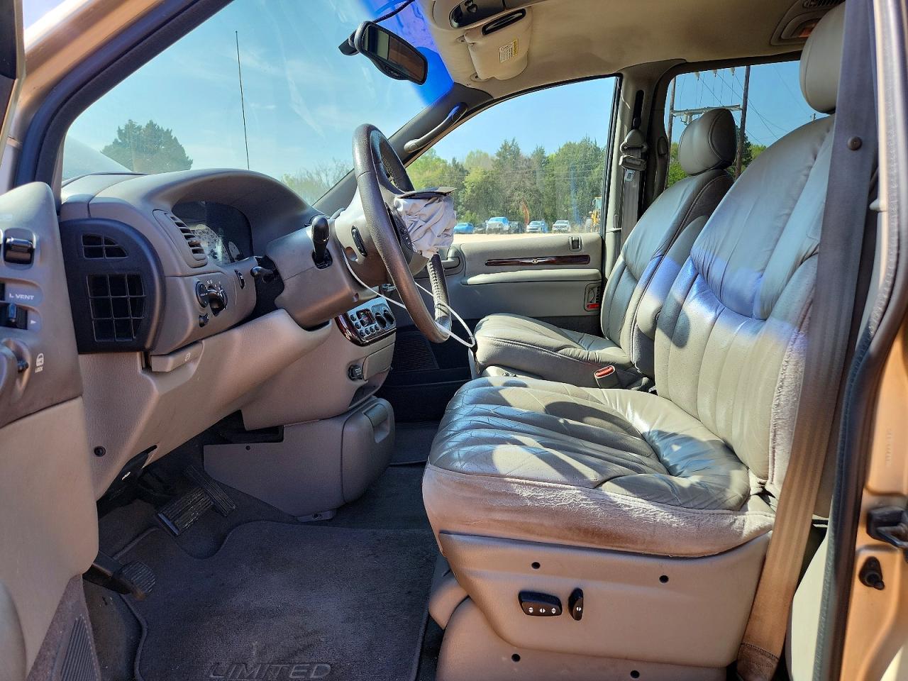 CHRYSLER TOWN & COUNTRY 2000 — 8