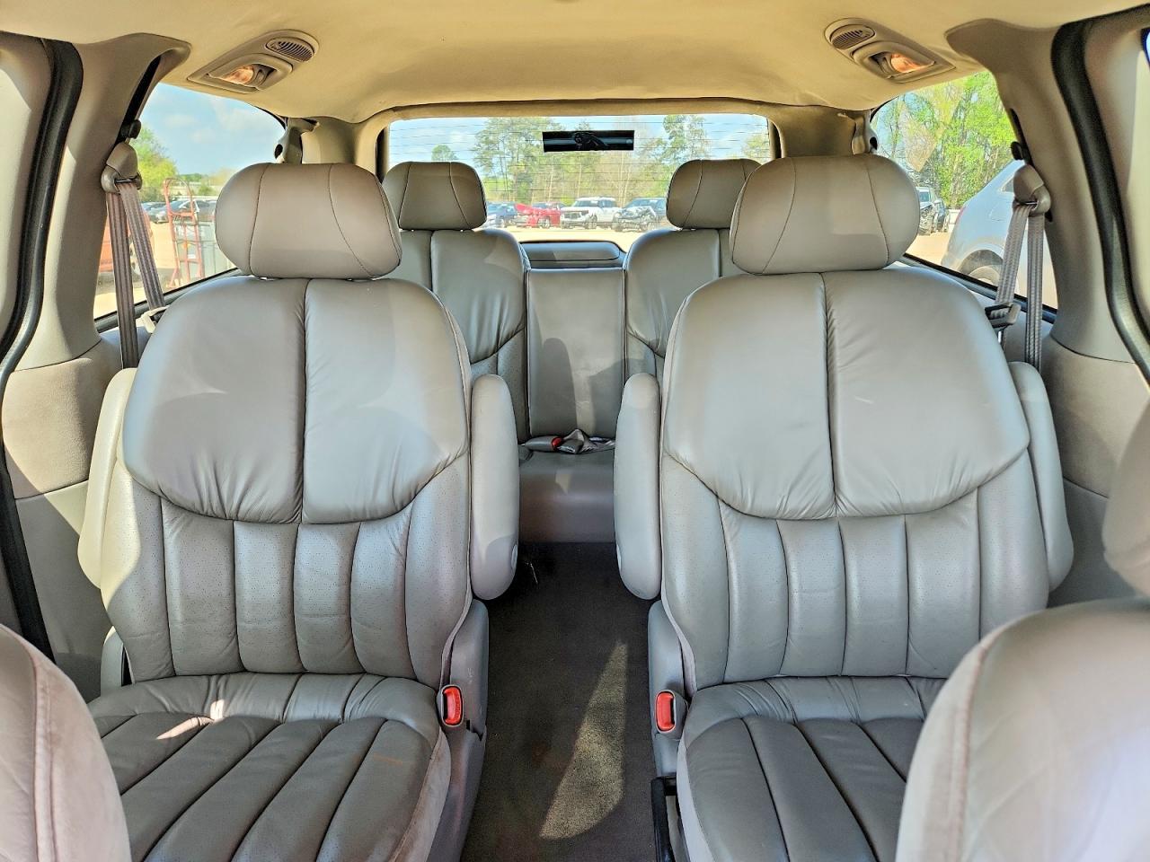 CHRYSLER TOWN & COUNTRY 2000 — 11