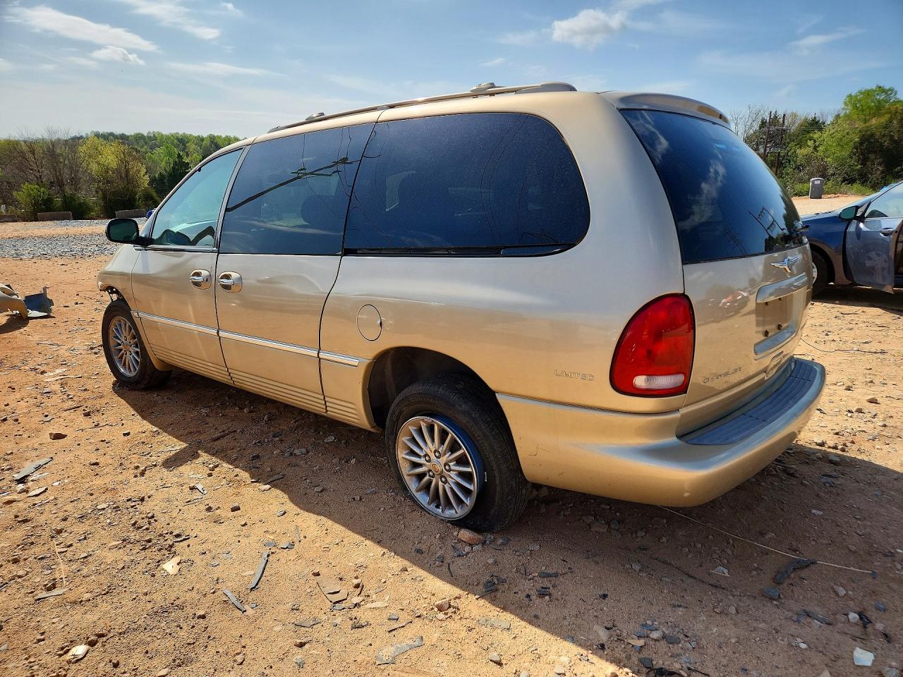 CHRYSLER TOWN & COUNTRY 2000 — 3
