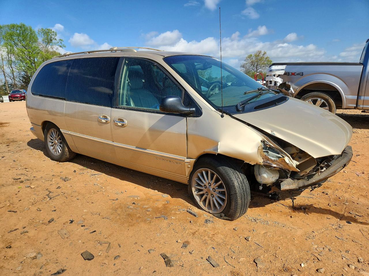 CHRYSLER TOWN & COUNTRY 2000 — 5