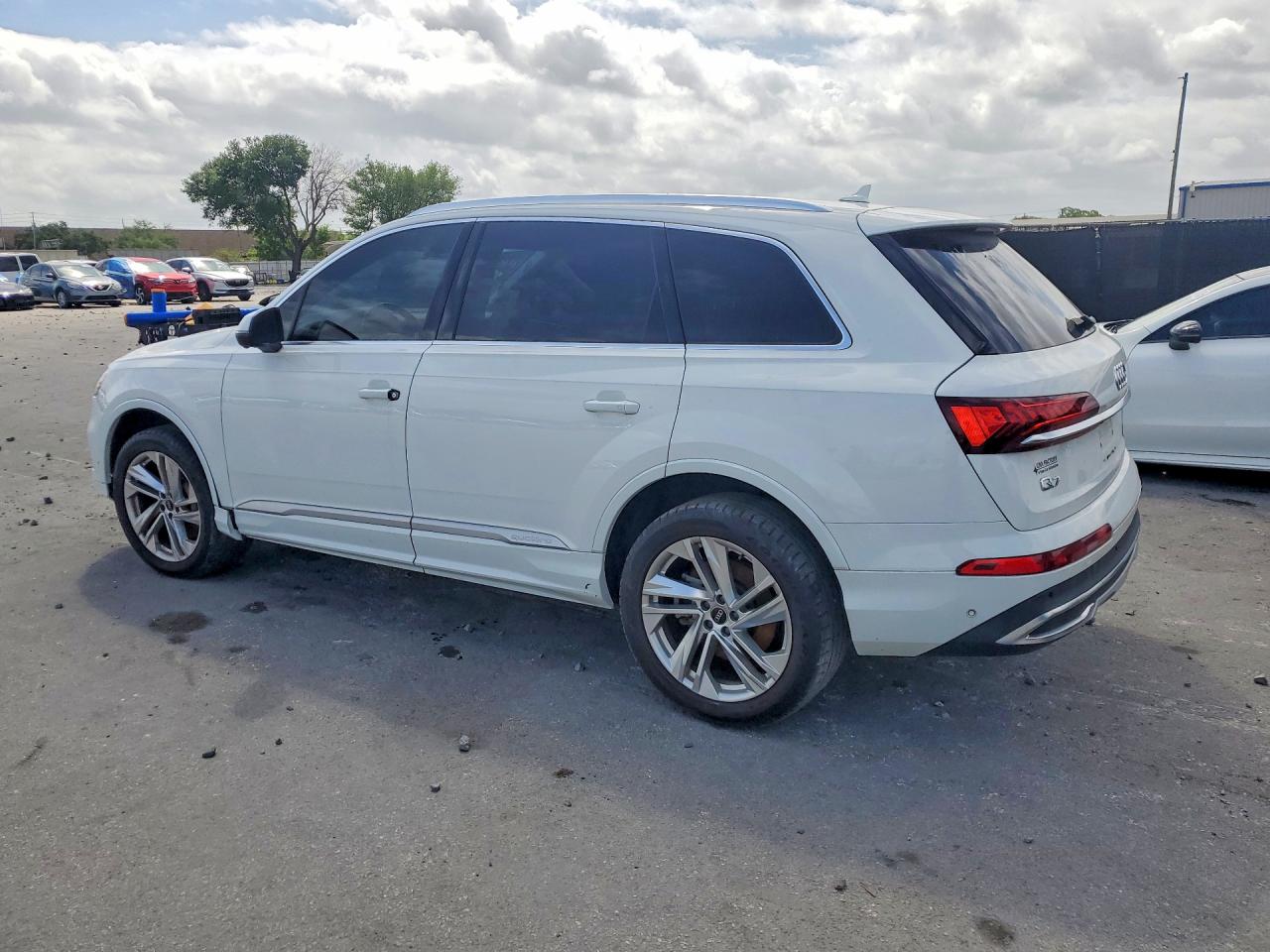 AUDI Q7 2021 — 3