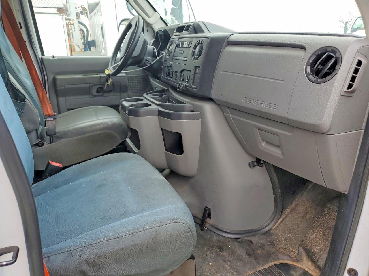 FORD ECONOLINE 2017 — 11
