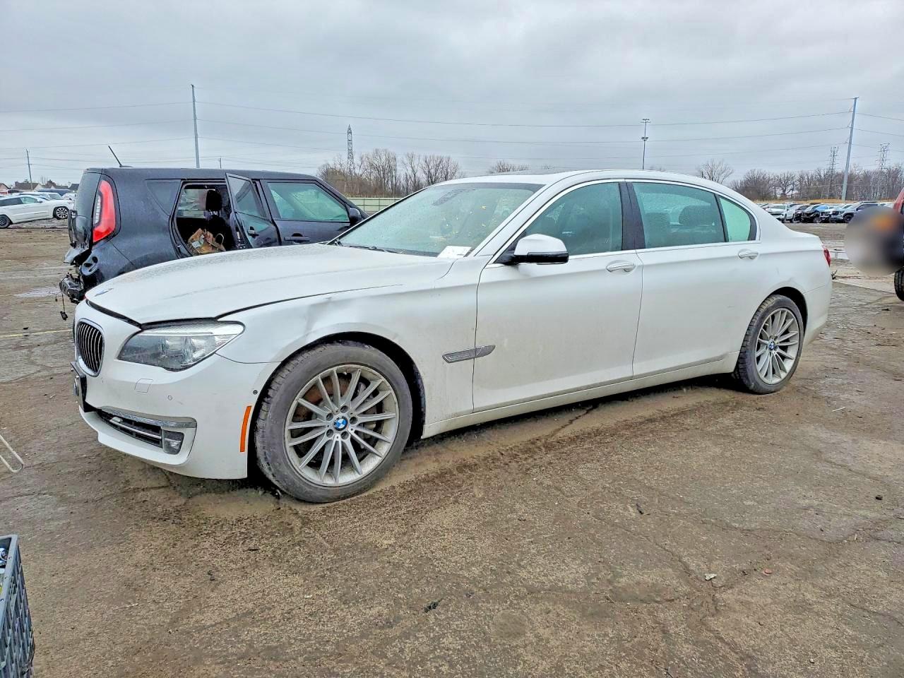 BMW 750 2013 — 2