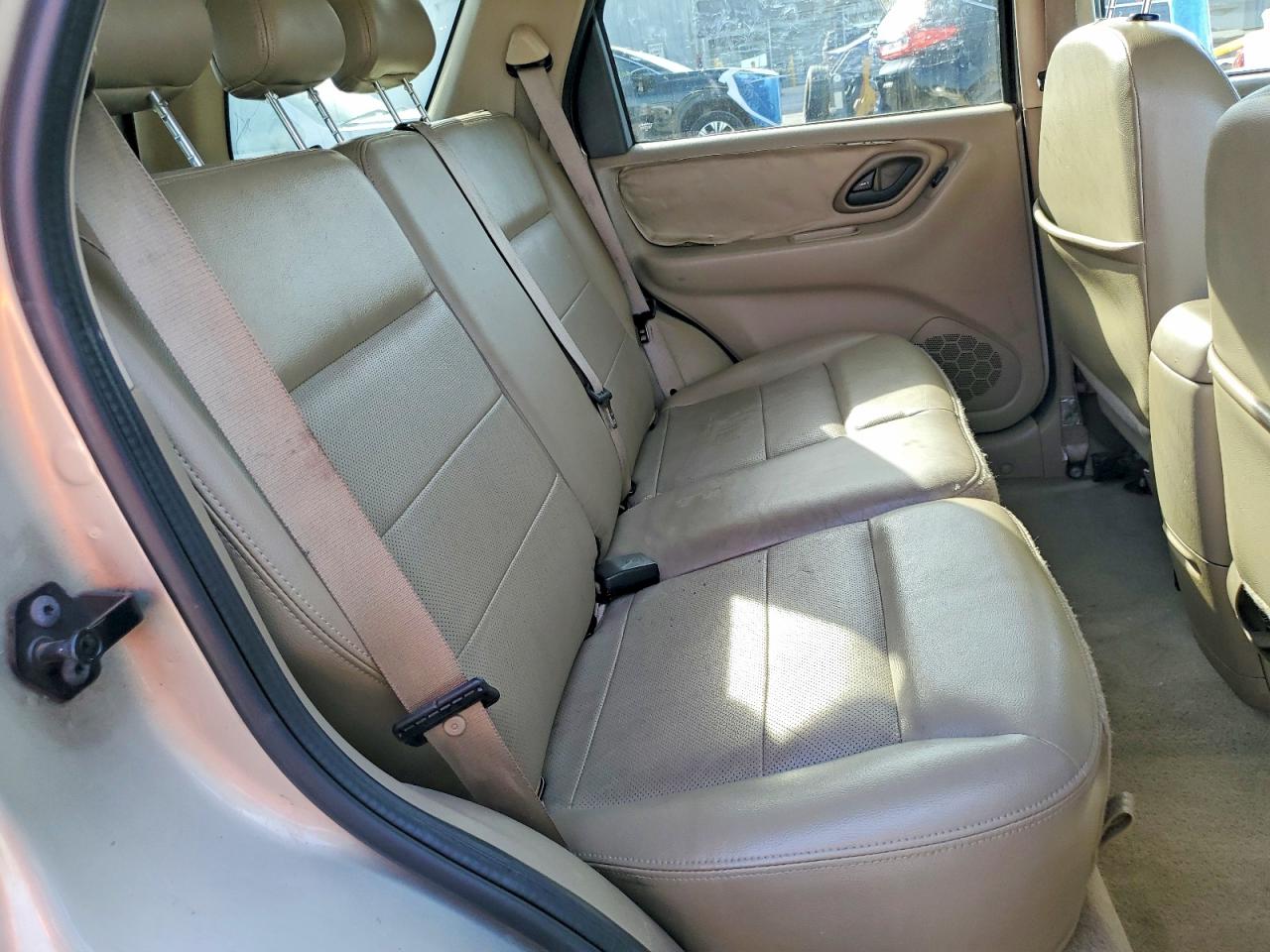 FORD ESCAPE 2005 — 12