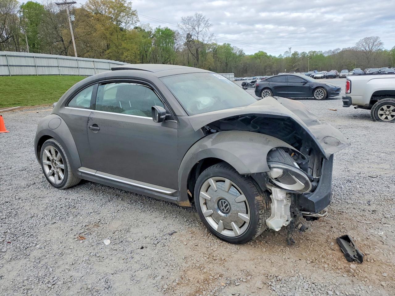 2018 VOLKSWAGEN BEETLE SE