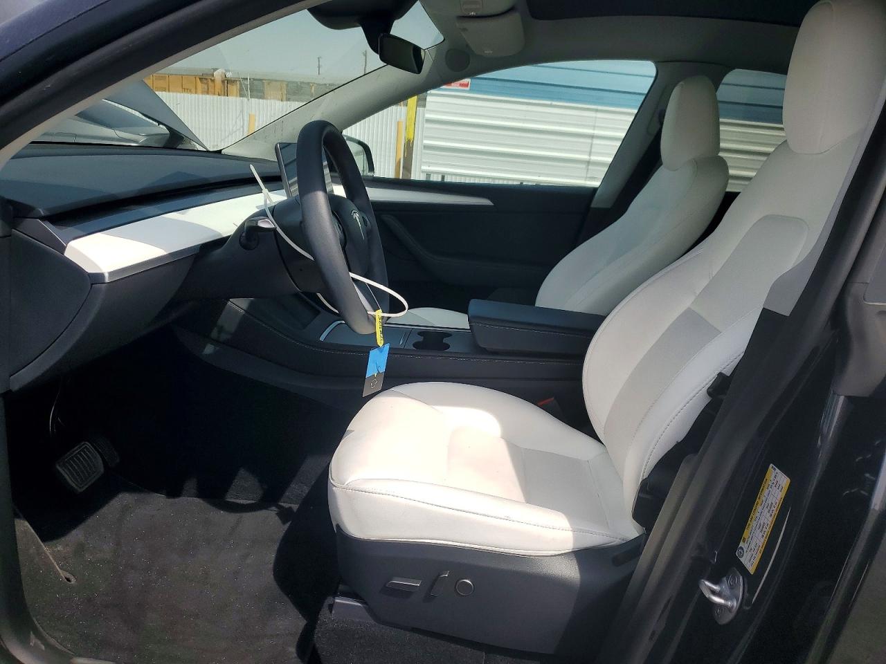 TESLA MODEL Y 2024 — 8