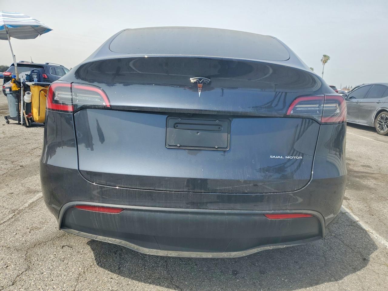 TESLA MODEL Y 2024 — 7