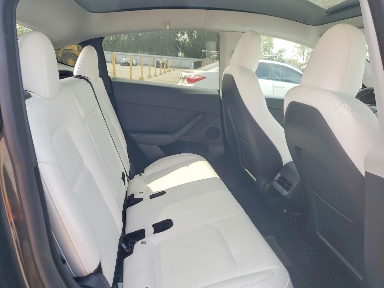 TESLA MODEL Y 2024 — 12