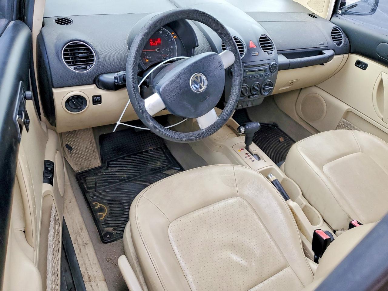 VOLKSWAGEN NEW BEETLE 2010 — 9