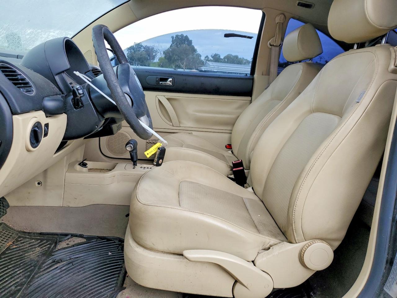 VOLKSWAGEN NEW BEETLE 2010 — 8
