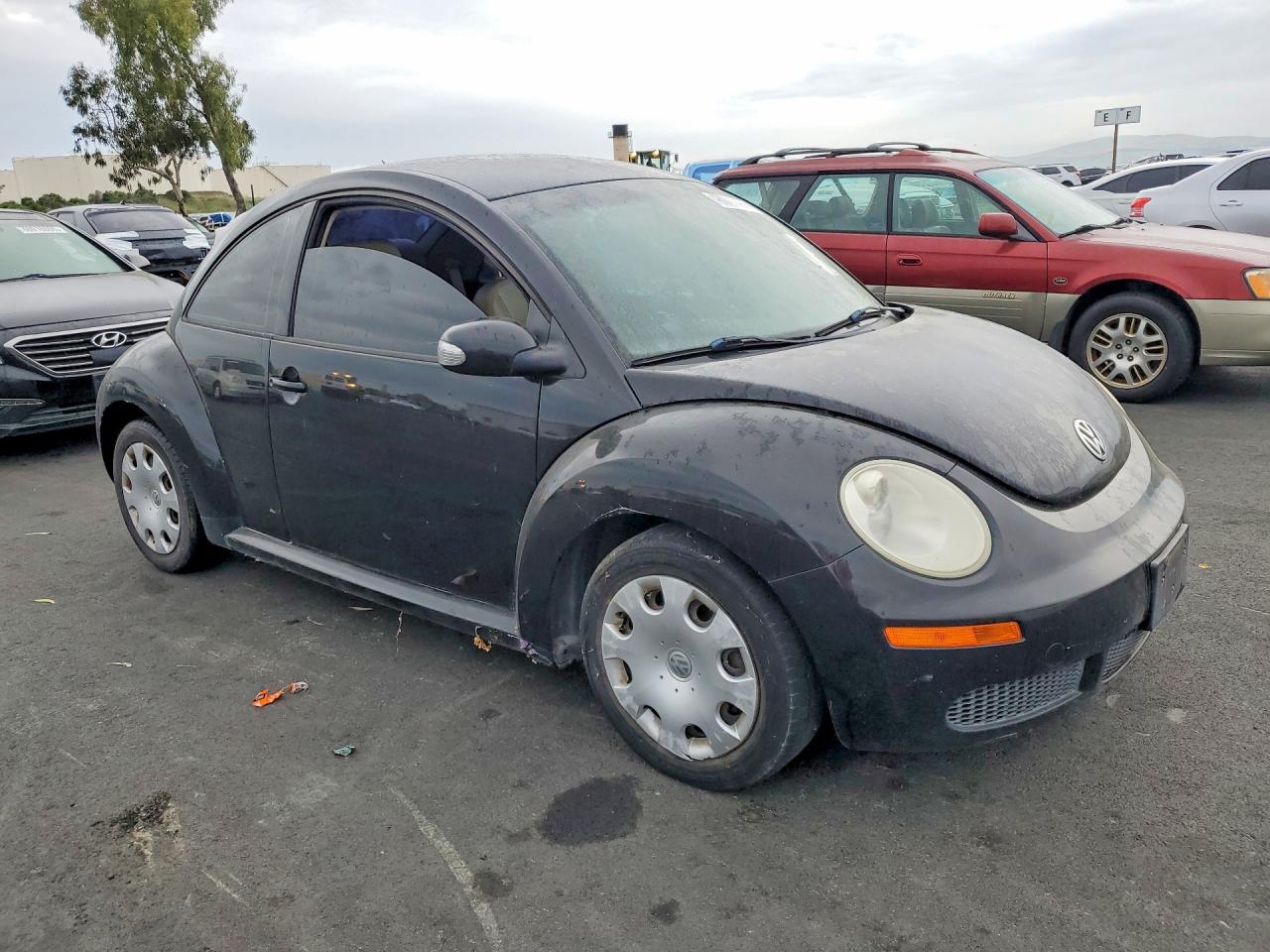 VOLKSWAGEN NEW BEETLE 2010 — 5