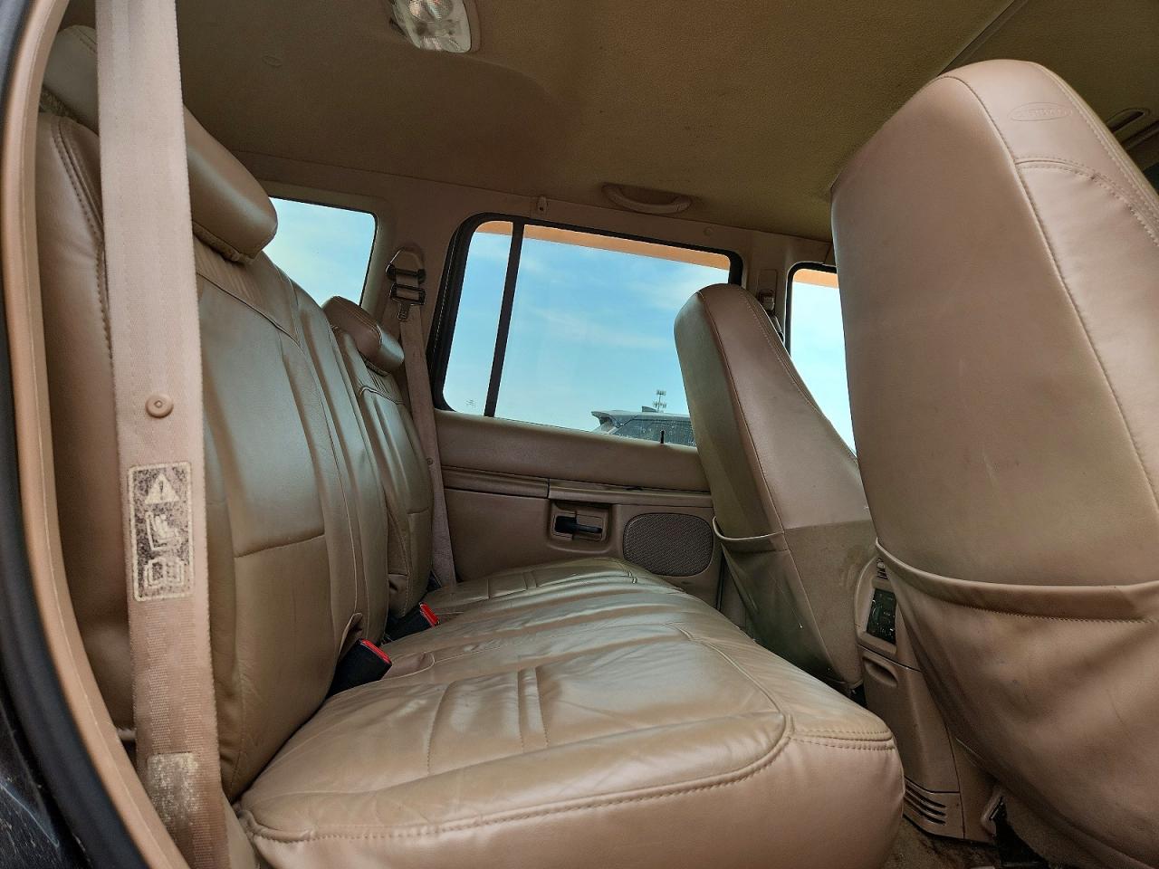 FORD EXPLORER 2000 — 12