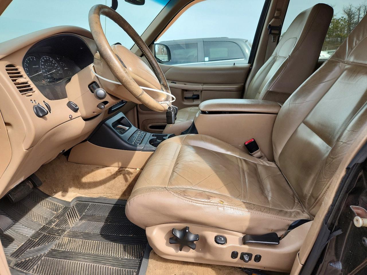 FORD EXPLORER 2000 — 8