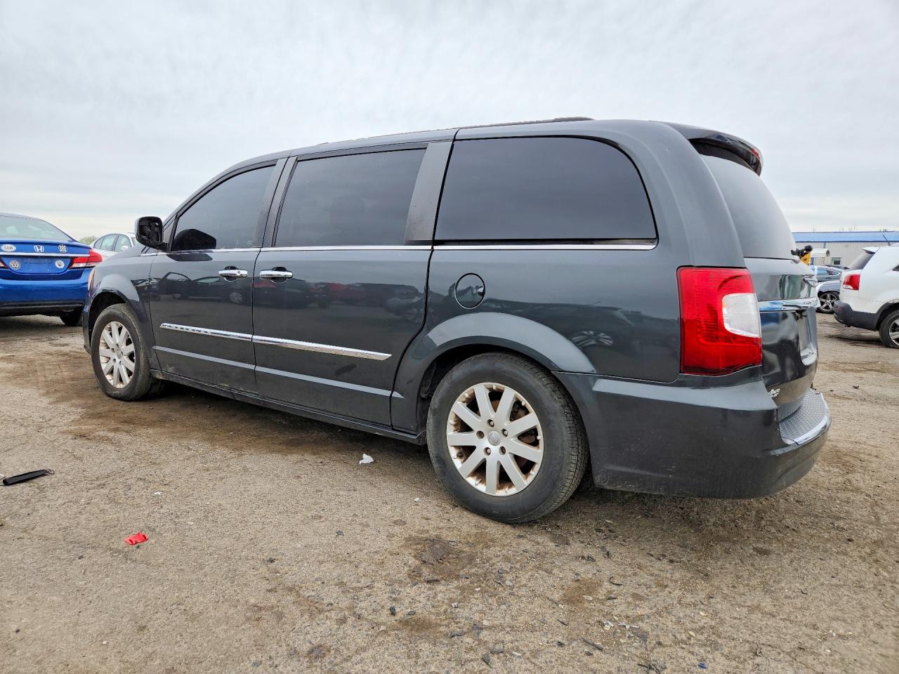 CHRYSLER TOWN & COUNTRY 2011 — 3