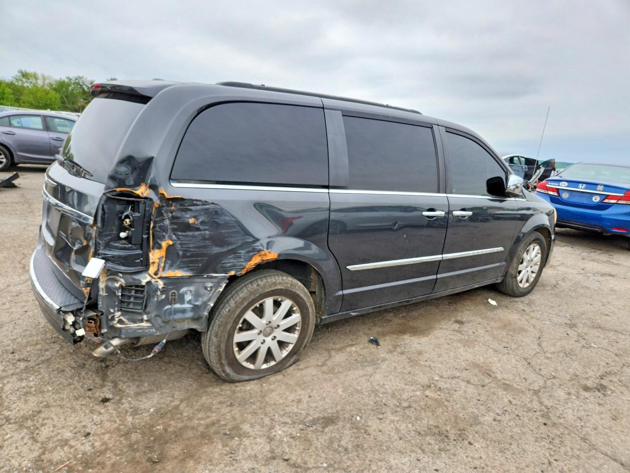 CHRYSLER TOWN & COUNTRY 2011 — 4